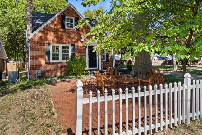 Building Photo - 113 Crestmere Ave