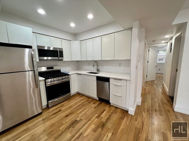 Foto del edificio - 2BR 1BA Townhouse Private Garden & In-Unit Laundry on Ocean Hill Bushwick Border