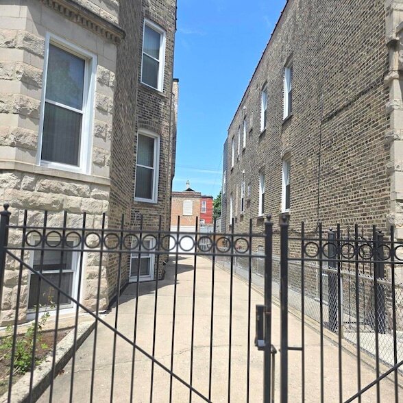 Foto del edificio - 2624 W Walton St