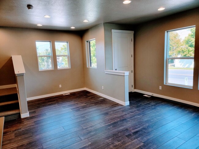 Building Photo - Gorgeous Townhome!!!