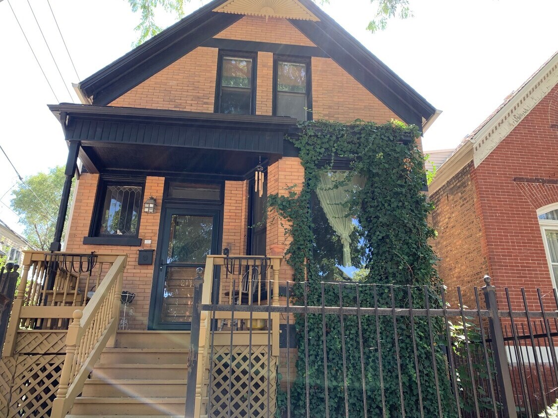 Primary Photo - 2113 W Walton St