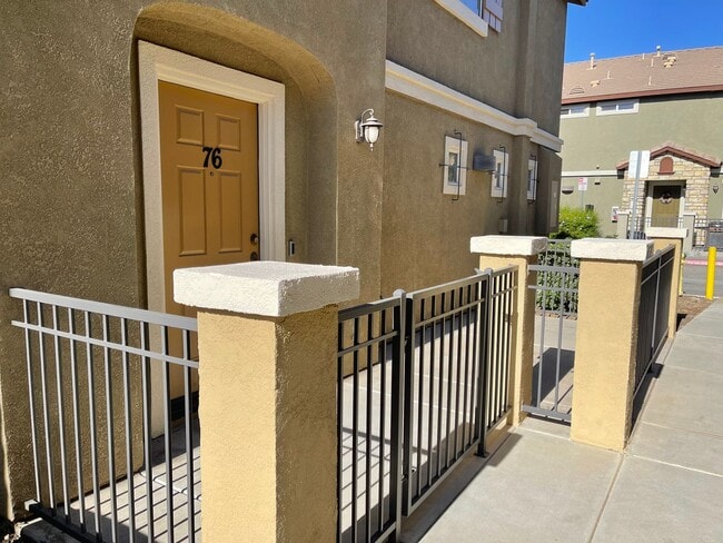 Building Photo - Cozy Town Home For Rent