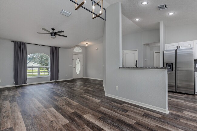 Foto del edificio - 320 N Fresno Ave