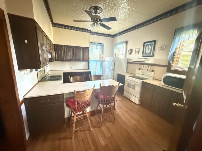 Building Photo - 637 Main St