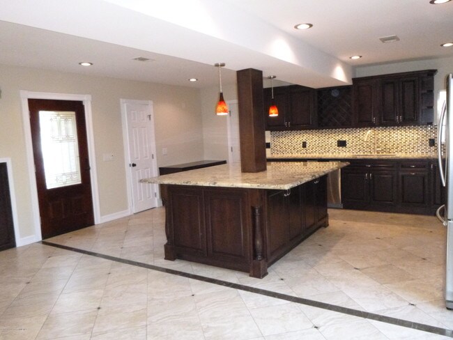 Building Photo - 770 W Altadena Dr