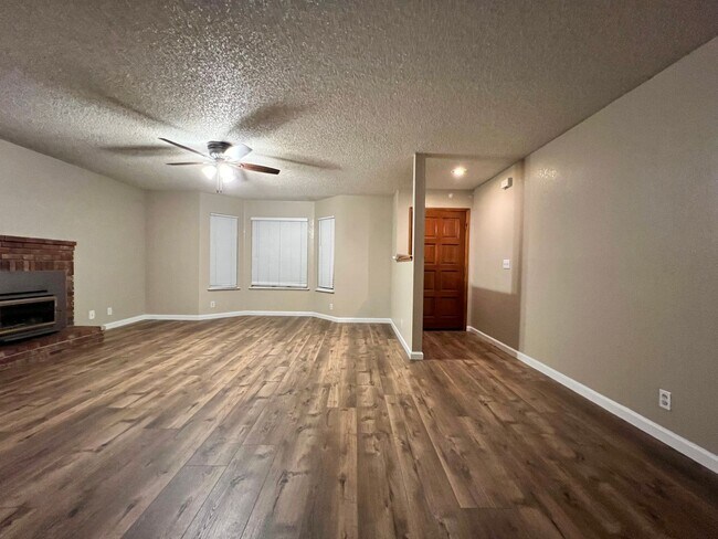 Foto del edificio - Beautiful 2 Story 5 BD 3 BA Home