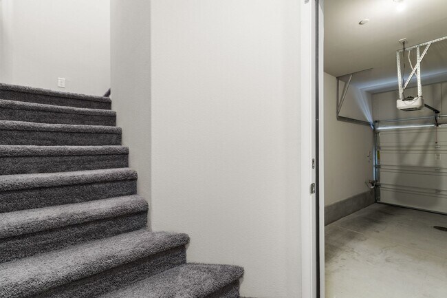 Foto del edificio - NW!!  2 Bedrooms with Balcony!!  Gated!! C...