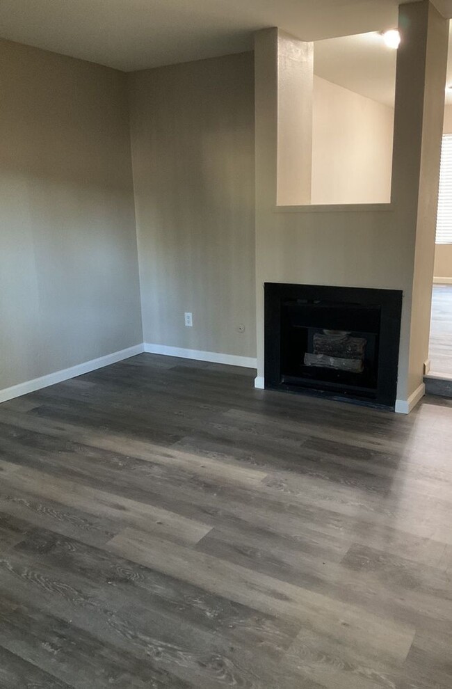 Building Photo - Stunning Remodeled Treat Boulevard unit! A...