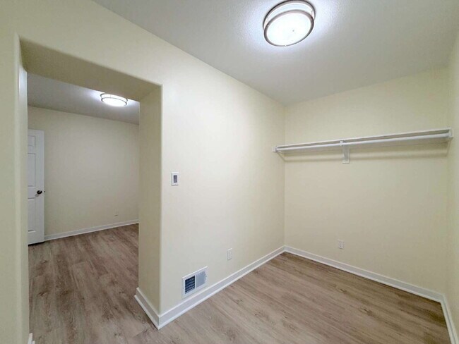 Building Photo - Fully Updated Apartment in KCMO