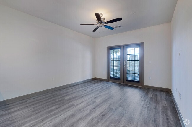 1BR, 1BA - 685SF - Living Room/Dining Room - ELEVATE Spring Crossing