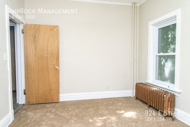 Building Photo - 924 E 5th St