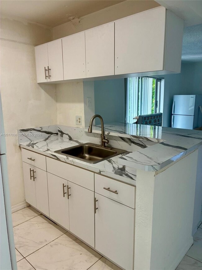 Building Photo - 10832 N Kendall Dr