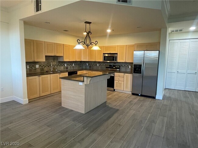 Foto del edificio - 2405 W Serene Ave