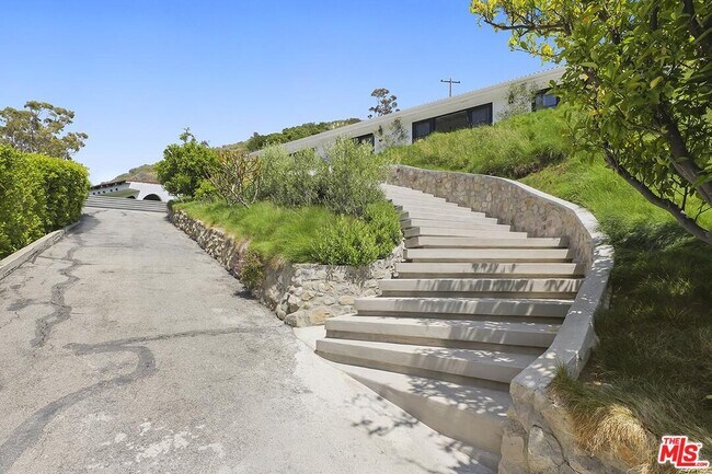Building Photo - 3560 Serra Rd