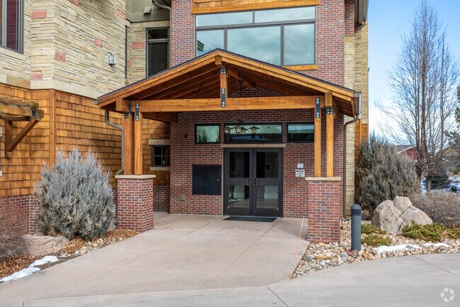 Entrada - Arrowhead Centre Condos