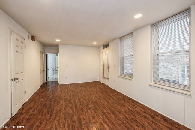 Building Photo - 3020 W 41st St