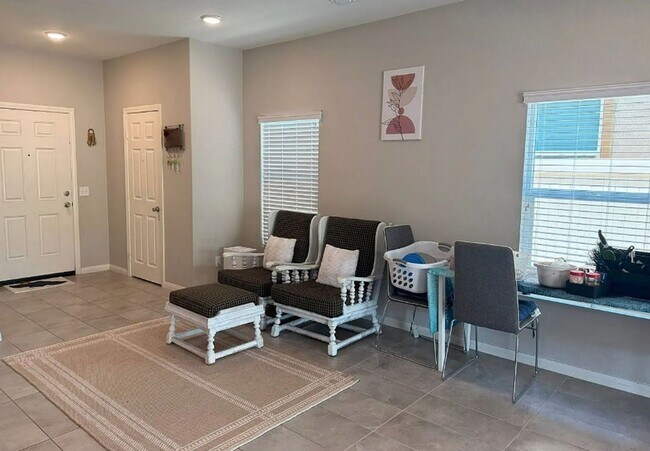 Foto del edificio - Furnished 4 Bed/2 Bath Plus a Bonus Room U...