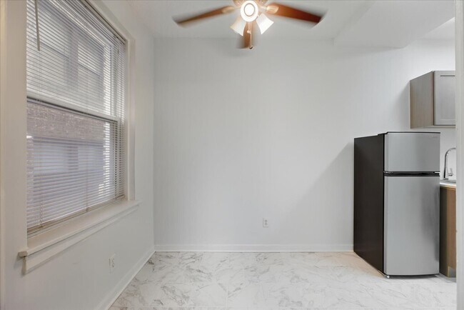 Building Photo - 3727 N Pine Grove Ave