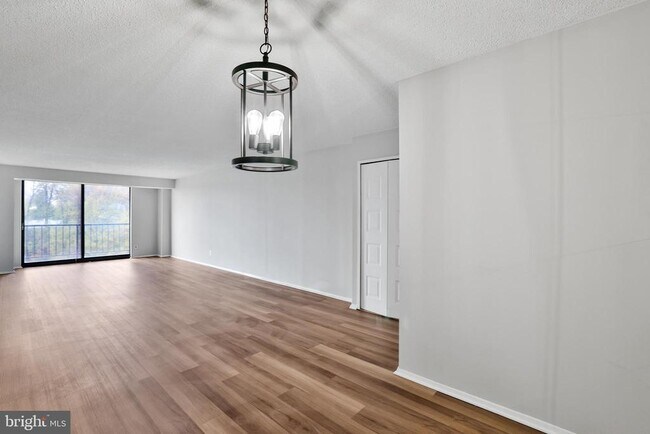 Foto del edificio - 1800 Old Meadow Rd