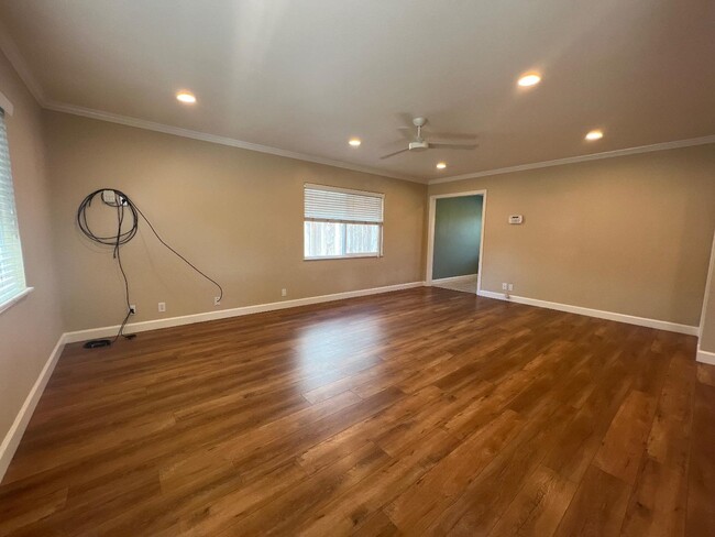 Building Photo - 3095 Calzar Dr