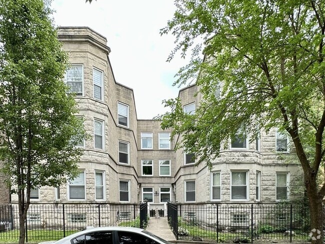 Building Photo - 843 N Maplewood Ave