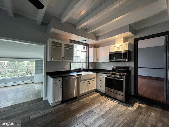 Foto del edificio - 7309 River Rd