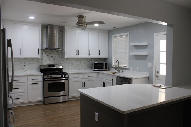 Foto del edificio - 1404 Woodside Dr W