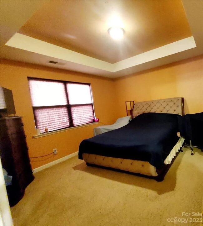 Building Photo - Room in 4 Bedroom Home at Hubbard Rd