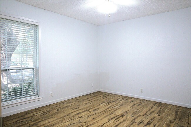 Foto del edificio - 5323 Fleetwood Oaks Ave