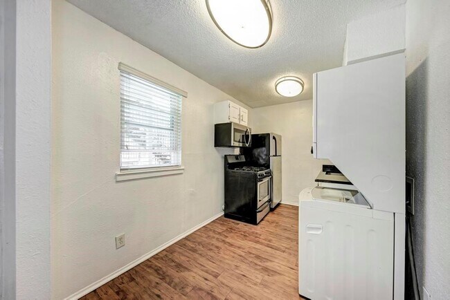 Foto del edificio - 2401 Manor Rd