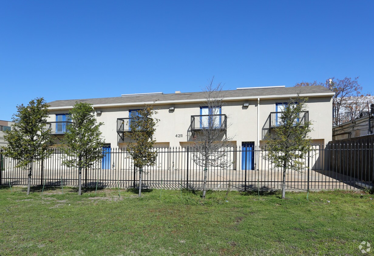 4211 Gaston Ave, Dallas, TX 75246 Apartments in Dallas, TX