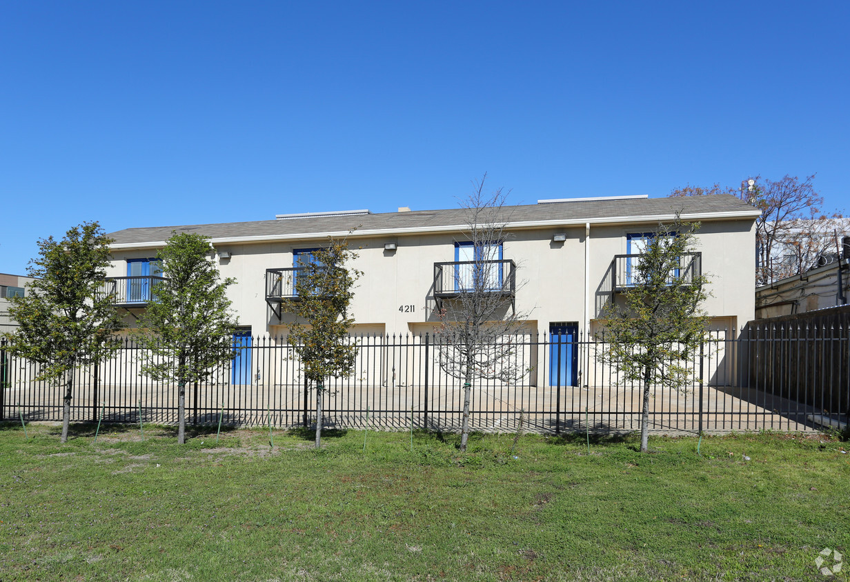Primary Photo - 4211 Gaston Ave