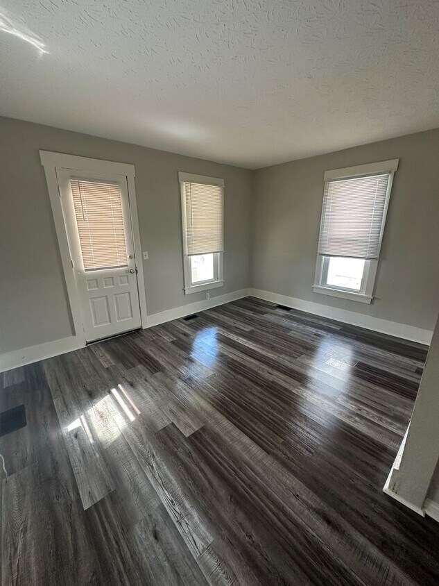 Primary Photo - Rent Special Available! Pet Friendly 2 Sto...