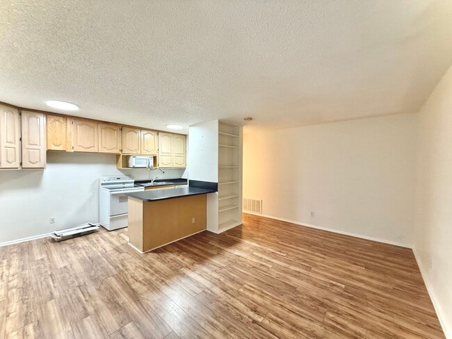 Building Photo - 1 Bedroom Apartment Available Now
