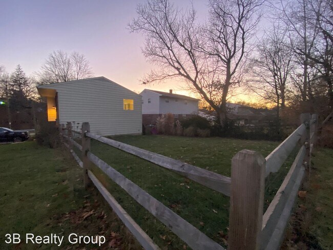 Building Photo - 3 br, 1.5 bath House - 391 Viscount Dr.