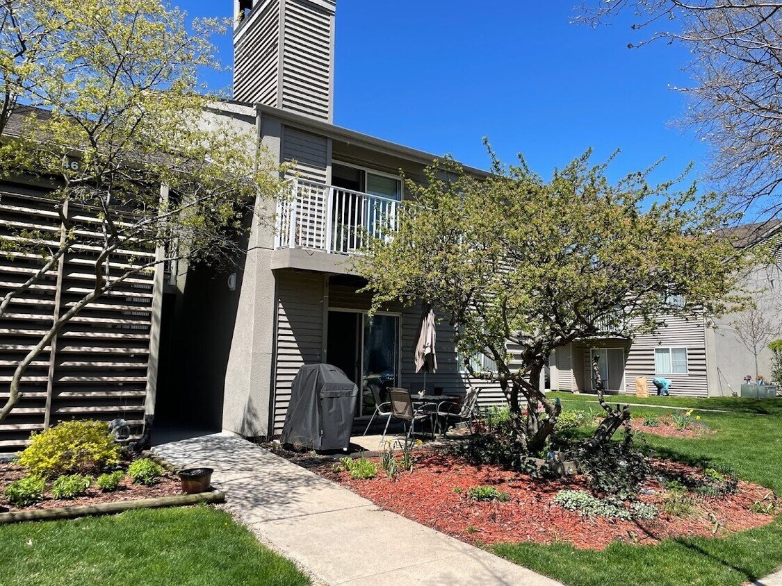 46 N Park Ave Unit 2, Lombard, IL 60148 Condo for Rent in Lombard, IL