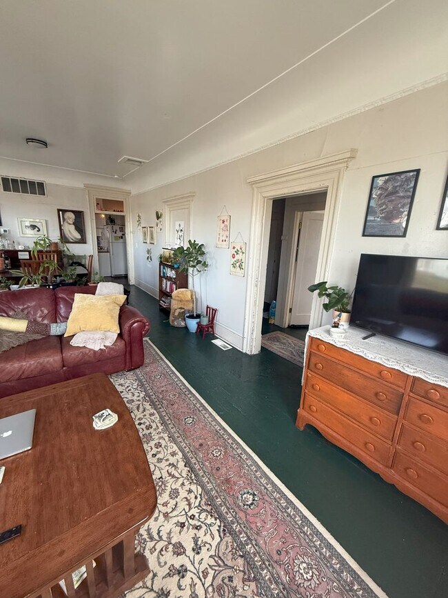 Building Photo - Great 6 bdrm/2 bath close to WWU and downtown