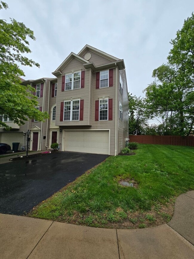 Building Photo - Beautiful End Unit Townhouse - Convenientl...