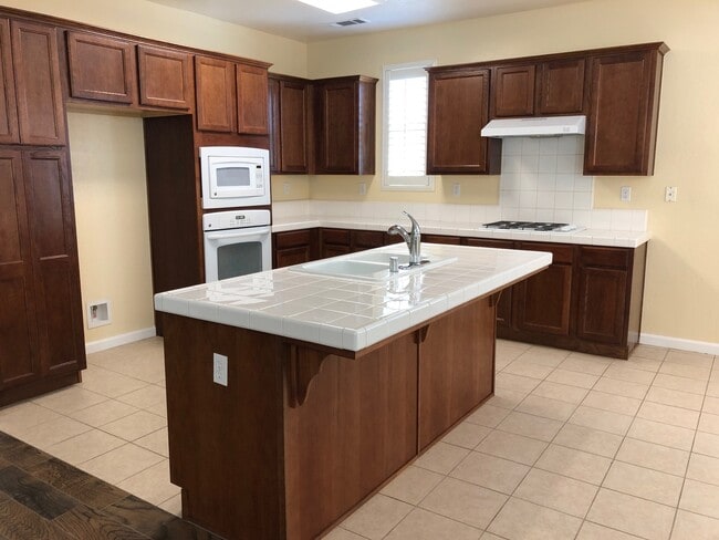 Building Photo - $2,195 Gated Community & Pool, Fig Garden ...