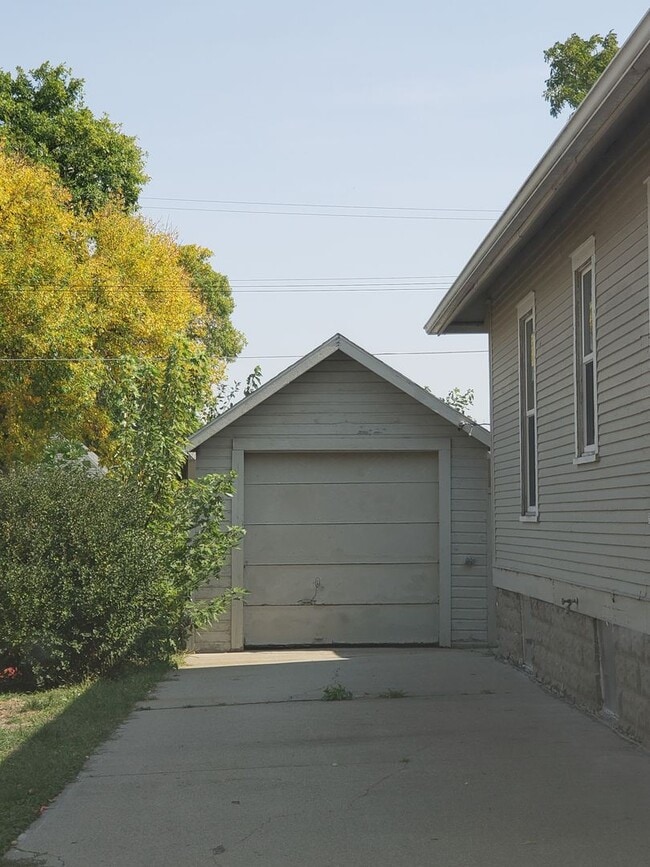 Building Photo - Spacious 3 Bed / 2 Bath Home – Updated & M...