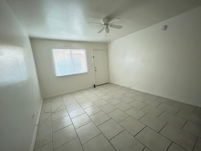 Foto del edificio - Darling 2 Bedroom, 2 Bathroom condo in gated community of Shamrock Glen