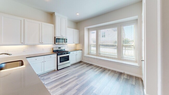 Building Photo - 16082 Doe Lk Dr
