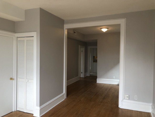 Building Photo - 1022 W 31st Pl
