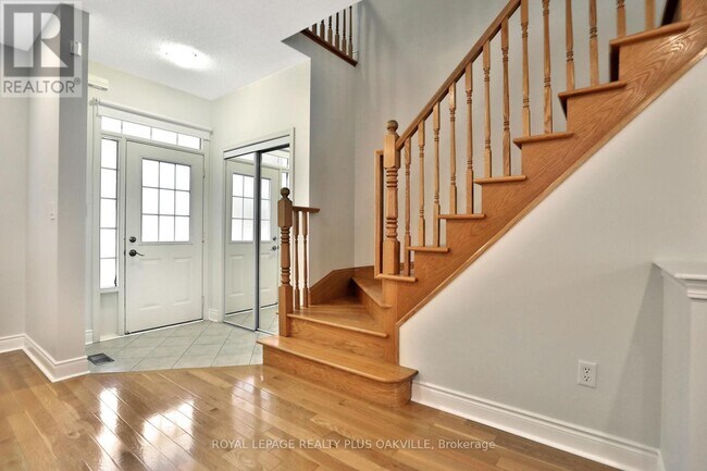 Building Photo - 2565 Falkland Crescent