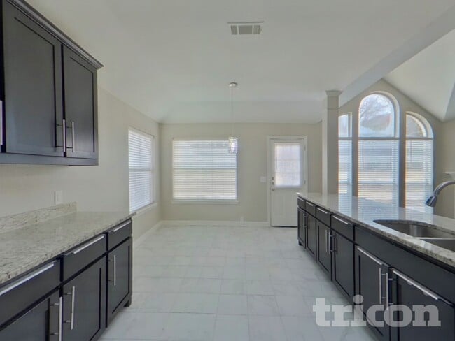 Building Photo - 4021 Chinaberry Dr