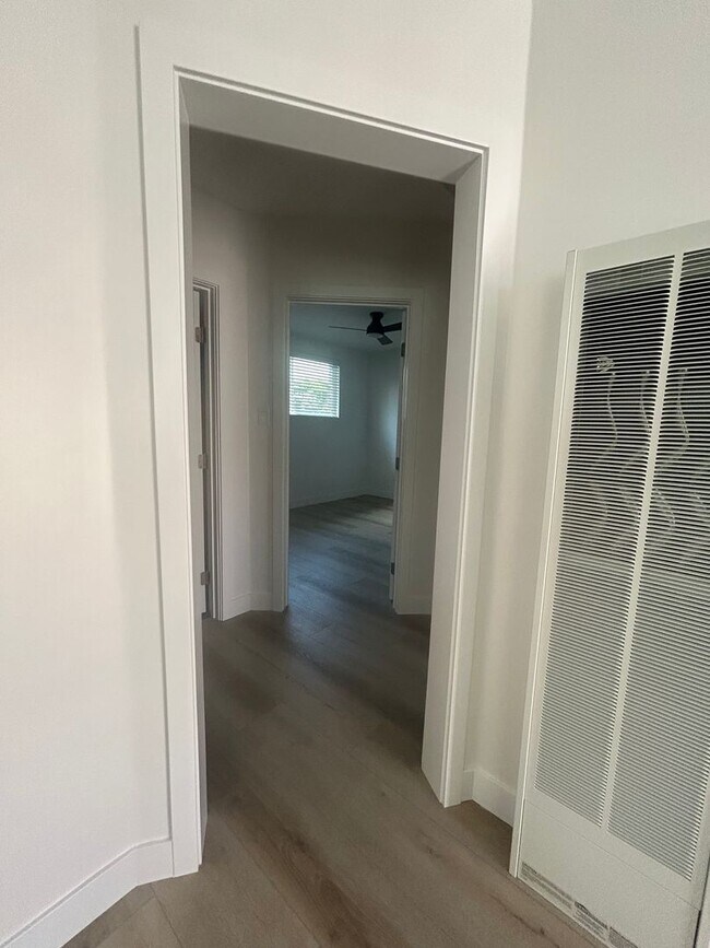 Building Photo - 1072w