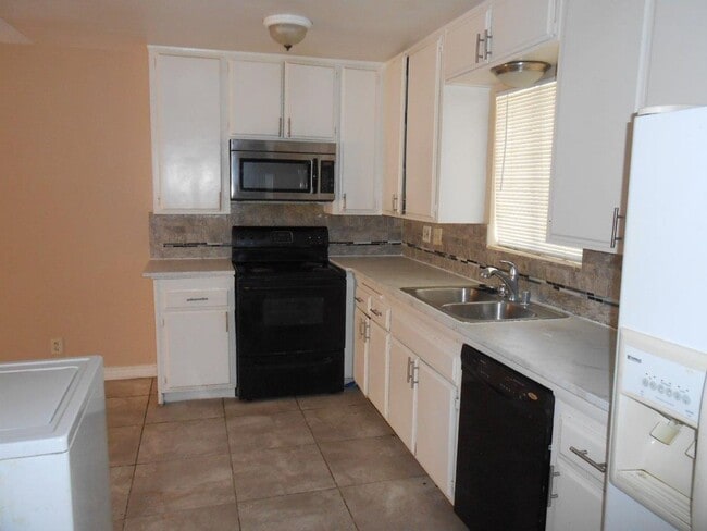 Foto del edificio - Spacious 2 story Townhouse with Community Pool