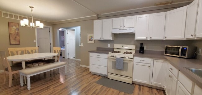 Foto del edificio - Furnished 3 Beds/2 Baths Old Mission Penin...