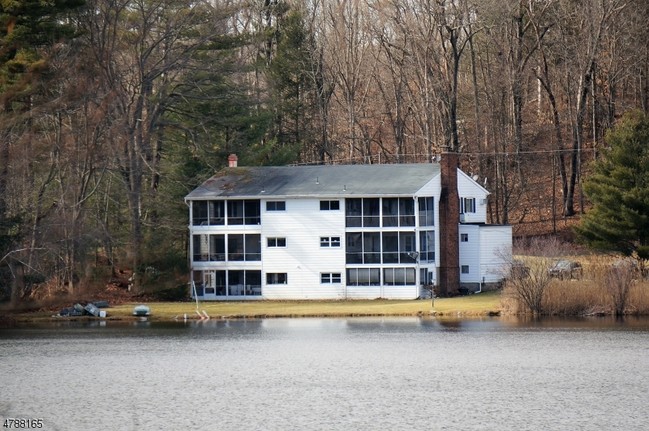 Building Photo - 246 Lake Shore N