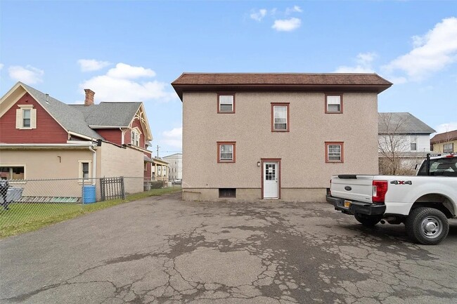 Building Photo - 139 Beethoven St